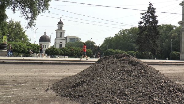 На центральной площади Кишинева снимают асфальт - Sputnik Молдова