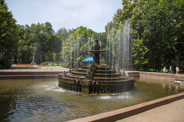 Фонтан в парке имени Штефана чел Маре - одно из главных мест, где есть прямой намек на влагу. - Sputnik Молдова