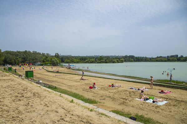 Plaja lacului din Parcul ”La izvor”. - Sputnik Moldova