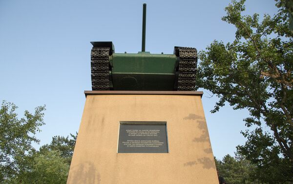 Памятник Советскому танку в Леушенах - Sputnik Молдова