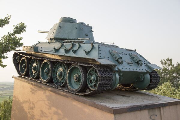 Знаменитая тридцатьчетверка - танк Т-34, ставший монументом в память о павших на этой земле в 1941 и 1945. - Sputnik Молдова