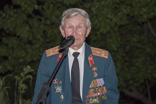 Перед собравшимися выступает ветеран Великой Отечественной войны Василий Литвинов. - Sputnik Молдова