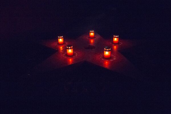 Главная часть акции - зажжение свечей в память о погибших в годы Великой Отечественной войны. - Sputnik Молдова