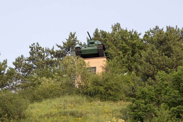 Ствол танка-памятника обращен в сторону врага 75-летней давности. - Sputnik Молдова