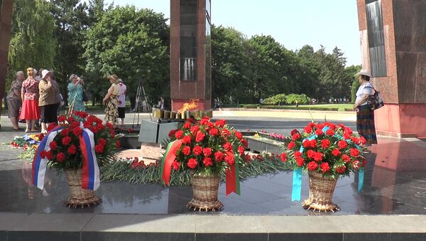 Întreaga lume este îndurerată. Flori la „Focul Veşnic în ziua de 22 iunie - Sputnik Moldova