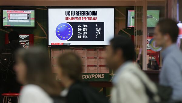 Коэффициенты ставок на результат на референдум ЕС отображаются в пари магазин в Вестминстере, Лондон - Sputnik Moldova