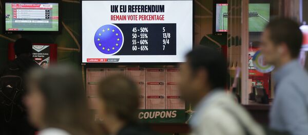 Коэффициенты ставок на результат на референдум ЕС отображаются в пари магазин в Вестминстере, Лондон - Sputnik Moldova-România