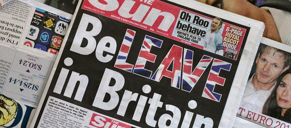 An arrangement of newspapers pictured in London on June 14, 2016 shows the front page of the Sun daily newspaper with a headline urging readers to vote 'Leave' in the June 23 EU referendum. - Sputnik Moldova