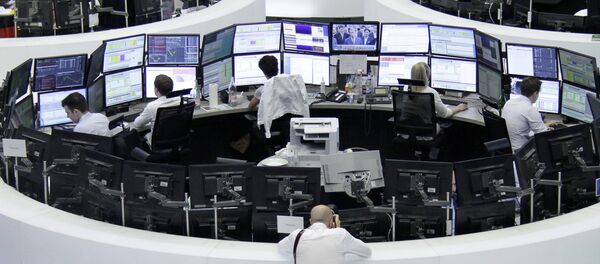 Трейдеры работают на своих рабочих местах Трейдеры работают на своих рабочих местах - Sputnik Moldova-România