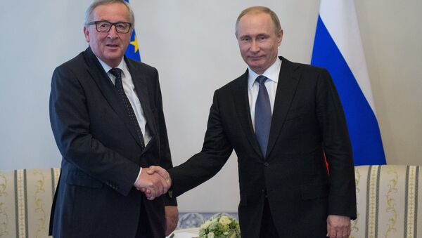 Russian President Vladimir Putin meeting in St.Petersburg with Jean-Claude Juncker, President of the European Commission - Sputnik Moldova-România