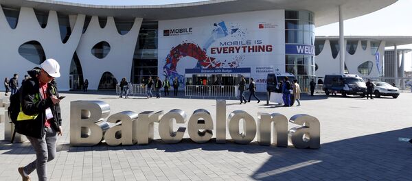 A worker walks past the main entrance of the Mobile World Congress in Barcelona, Spain February 20, 2016 A worker walks past the main entrance of the Mobile World Congress in Barcelona, Spain February 20, 2016 - Sputnik Moldova-România