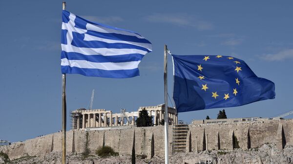 Grækenlands og EU's flag i Athen - Sputnik Moldova