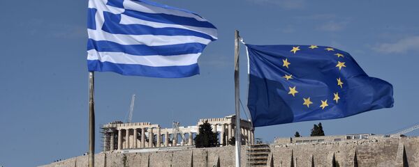 Grækenlands og EU's flag i Athen - Sputnik Moldova