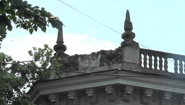 Крыша аварийного здания в центре Кишинева - Sputnik Молдова