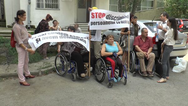 Прохода нет: люди в инвалидных колясках пикетировали здание суда - Sputnik Молдова