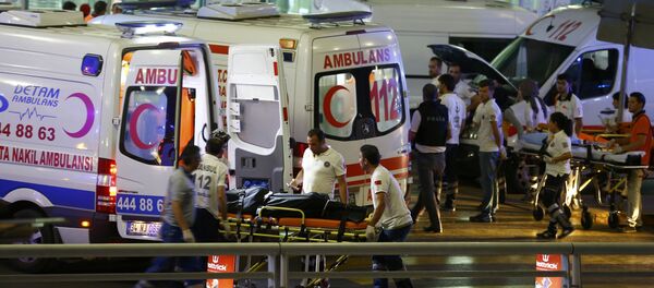 Paramedics push a stretcher at Turkey's largest airport, Istanbul Ataturk, Turkey, following a blast June 28, 2016. - Sputnik Moldova
