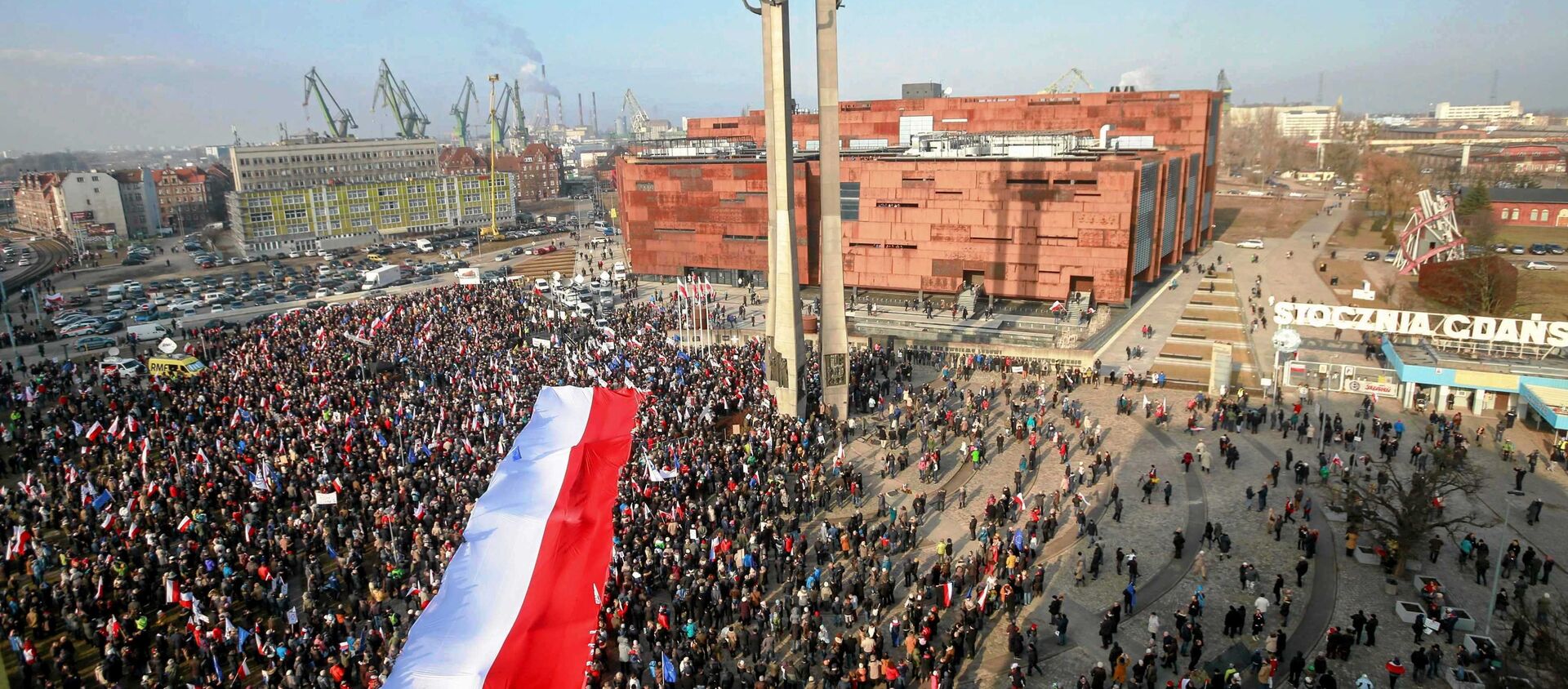 People hold Polish national flag during a demonstration in Gdansk, Poland February 28, 2016.  - Sputnik Moldova-România, 1920, 27.07.2020