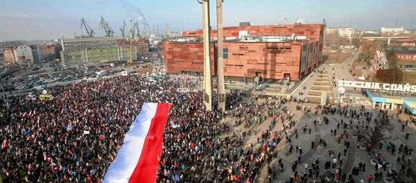 People hold Polish national flag during a demonstration in Gdansk, Poland February 28, 2016. - Sputnik Moldova