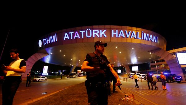 Турецкая полиция в аэропорту Ататюрка (Стамбул) - Sputnik Moldova