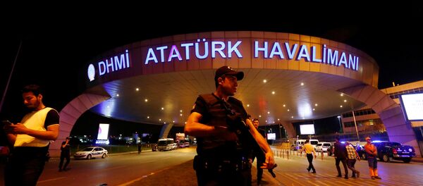 Турецкая полиция в аэропорту Ататюрка (Стамбул) - Sputnik Moldova