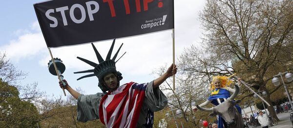 Protesters depicting Statue of Liberty (L) and Europa on the bull take part in a demonstration against Transatlantic Trade and Investment Partnership (TTIP) free trade agreement ahead of US President Barack Obama's visit in Hanover, Germany April 23, 2016. Protesters depicting Statue of Liberty (L) and Europa on the bull take part in a demonstration against Transatlantic Trade and Investment Partnership (TTIP) free trade agreement ahead of US President Barack Obama's visit in Hanover, Germany April 23, 2016. - Sputnik Moldova