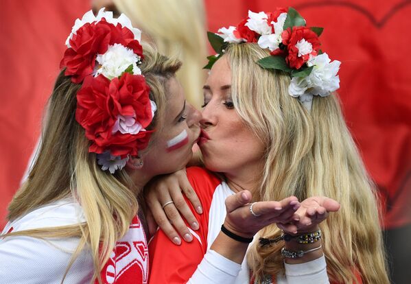 Poland fans kiss as they wait for the start of the Euro 2016 group C football match between Germany and Poland at the Stade de France stadium in Saint-Denis near Paris on June 16, 2016 - Sputnik Молдова