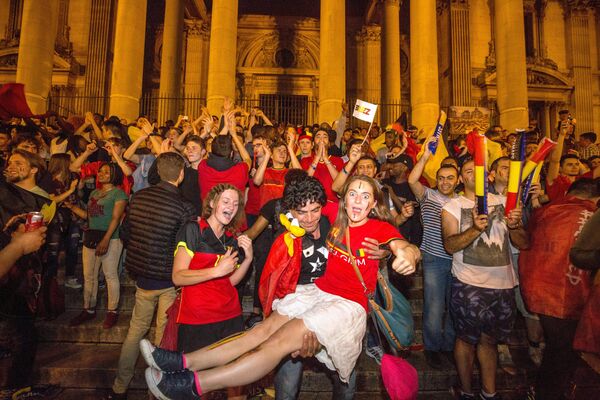 Belgian fans celebrate a Belgian win in Brussels after a Euro 2016 Group E match between Belgium and Sweden was played in Nice, France, on Wednesday, June 22, 2016 - Sputnik Молдова