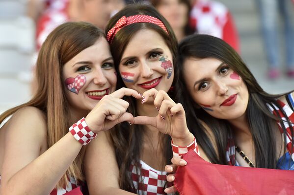 Croatia supporters pose for a picture during the Euro 2016 group D football match between Croatia and Spain at at the Matmut Atlantique stadium in Bordeaux on June 21, 2016 - Sputnik Молдова