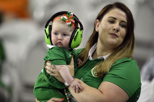 An Ireland's supporter holds her baby ahead of the Euro 2016 group E football match between Italy and Ireland at the Pierre-Mauroy stadium in Villeneuve-d'Ascq, near Lille, on June 22, 2016 - Sputnik Молдова