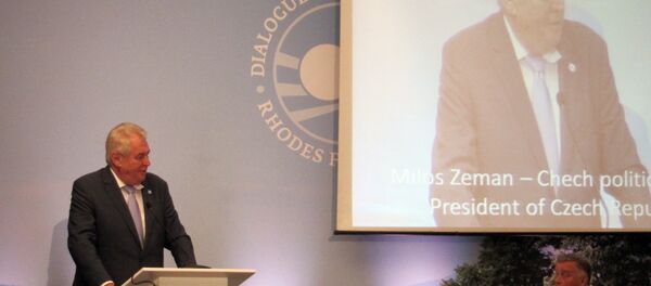 Президент Чехии Милош Земан выступает на 12-м Родосском форуме. Справа - президент-основатель форума Владимир Якунин Президент Чехии Милош Земан выступает на 12-м Родосском форуме. Справа - президент-основатель форума Владимир Якунин - Sputnik Moldova-România