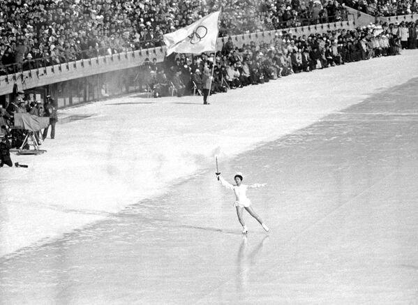 Фигуристка Изуми Цудзимура с олимпийским факелом. XI Белая Олимпиада - Sputnik Молдова