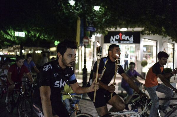 Велопробег с факелами по центральной улице Олимпии - Sputnik Молдова