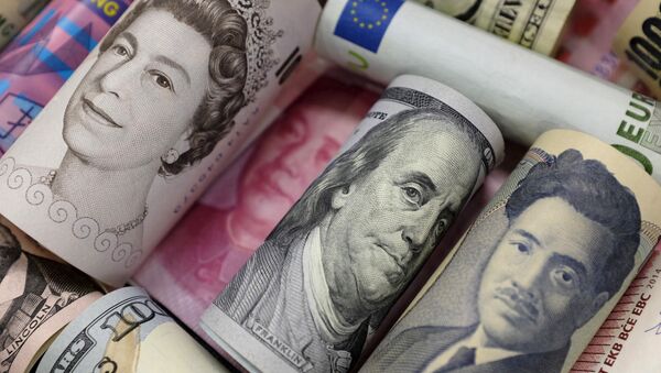 Billetes de euro, dólares hongkones y estadounidenses, libras y yuanes - Sputnik Moldova