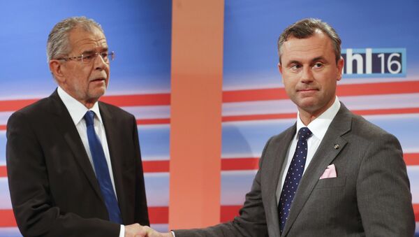 Presidential candidates Norbert Hofer of the Freedom Party (FPOe) and Alexander Van der Bellen (L) who is supported by the Greens party, shake hands before a TV debate after the Austrian presidential election in Vienna, Austria. (File) - Sputnik Moldova
