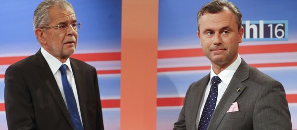 Presidential candidates Norbert Hofer of the Freedom Party (FPOe) and Norbert Hofer (L) who is supported by the Greens party, shake hands before a TV debate after the Austrian presidential election in Vienna, Austria. (File) - Sputnik Moldova