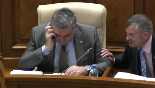 Hotineanu discută la telefon în timpul ședinței Parlamentului din 1 iulie 2016 - Sputnik Moldova