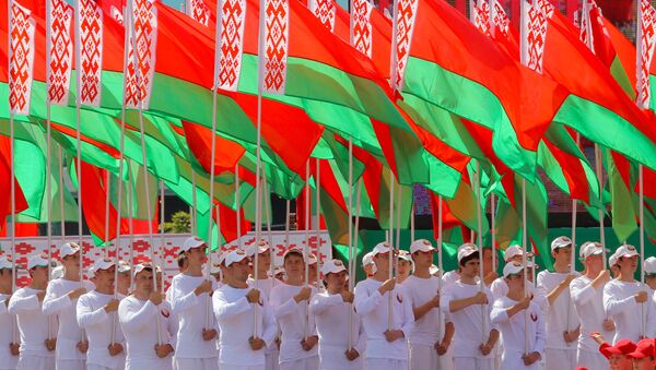 Белорусская молодежь принимает участие в театрально-спортивном шествии на параде в честь Дня Независимости республики Беларусь в Минске - Sputnik Молдова