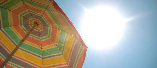 Пляжный зонт и солнце - Sputnik Moldova