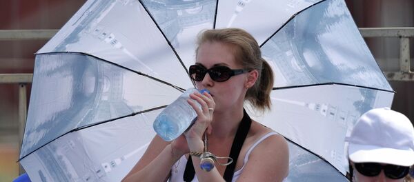 Женщина прячется от солнца под зонтом - Sputnik Молдова