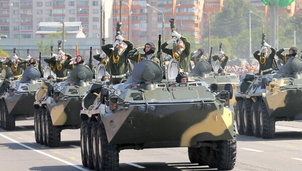 Бронетранспортеры БТР-2 принимают участие в военном параде в честь Дня Независимости Беларуссии в Минске. Архивное фото - Sputnik Moldova-România
