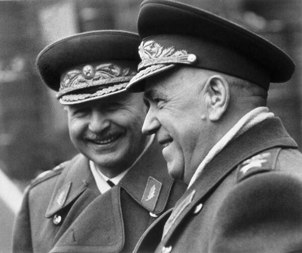 Маршалы Советского Союза Георгий  Жуков (справа) и Иван Баграмян (слева) - Sputnik Молдова