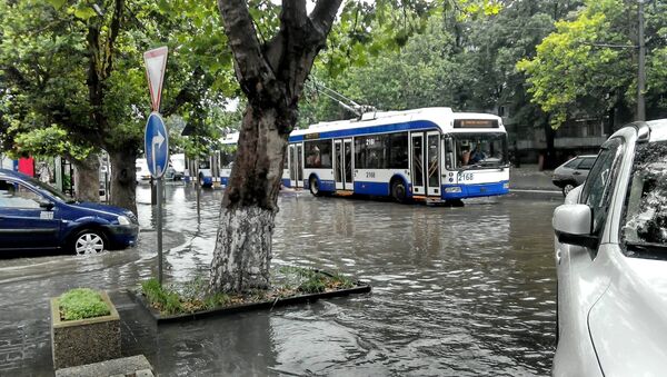 Strada Calea Ieșilor din capitală după ploaia din 03 iulie 2016 - Sputnik Moldova
