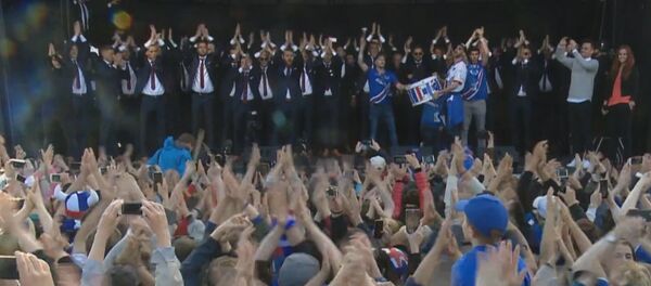 Многотысячным “Ху” ликующий Рейкьявик встретил футболистов сборной Исландии - Sputnik Молдова