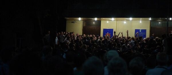 Митингующие прорвались через оцепление к дверям здания МВД Абхазии - Sputnik Молдова