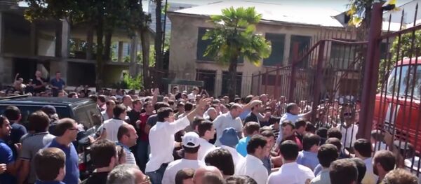 Толпа выломала ворота и ворвалась во двор МВД Абхазии - Sputnik Молдова