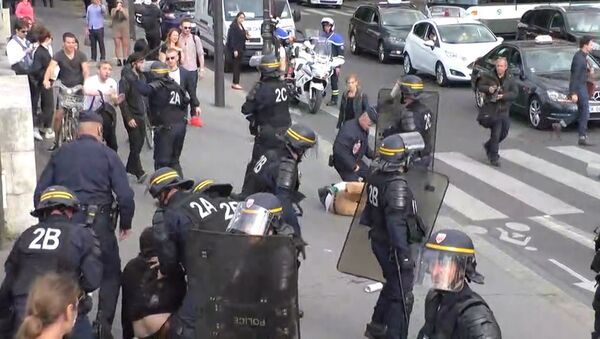 Полиция Парижа дубинками разгоняли митингующих против трудовых реформ - Sputnik Moldova