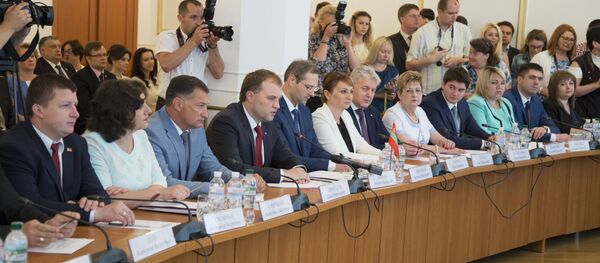 Глава Приднестровья, Евгений Шевчук во время встречи в Тирасполе с Вице-премьер РФ Д. Рогозин - Sputnik Молдова