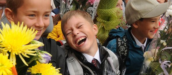 Râset, zâmbete, copii, elevi - Sputnik Moldova