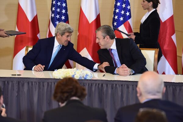 Джон Керри и Георгий Квирикашвили на церемонии подписания меморандума - Sputnik Молдова