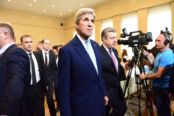 Джон Керри и Георгий Квирикашвили после пресс-конференции - Sputnik Молдова